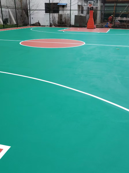 洛龙 球场长期使用易出现地面开裂